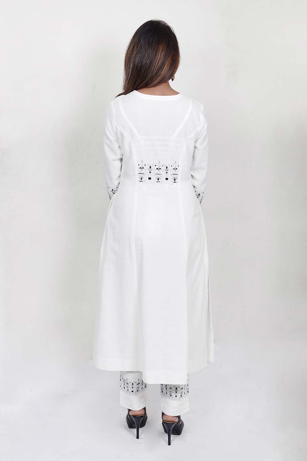 ROYAL GRID - White A-line embroidered kurta with front placket